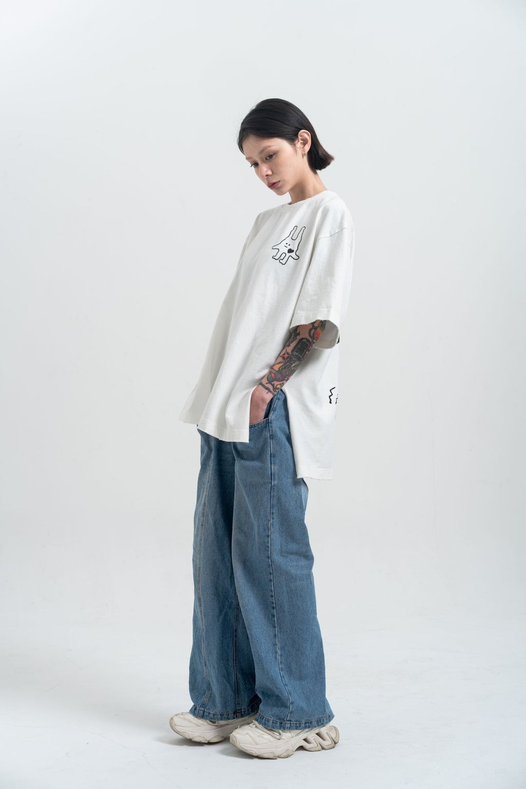‘SHELTER THE FROG’ TEE IN WHITE